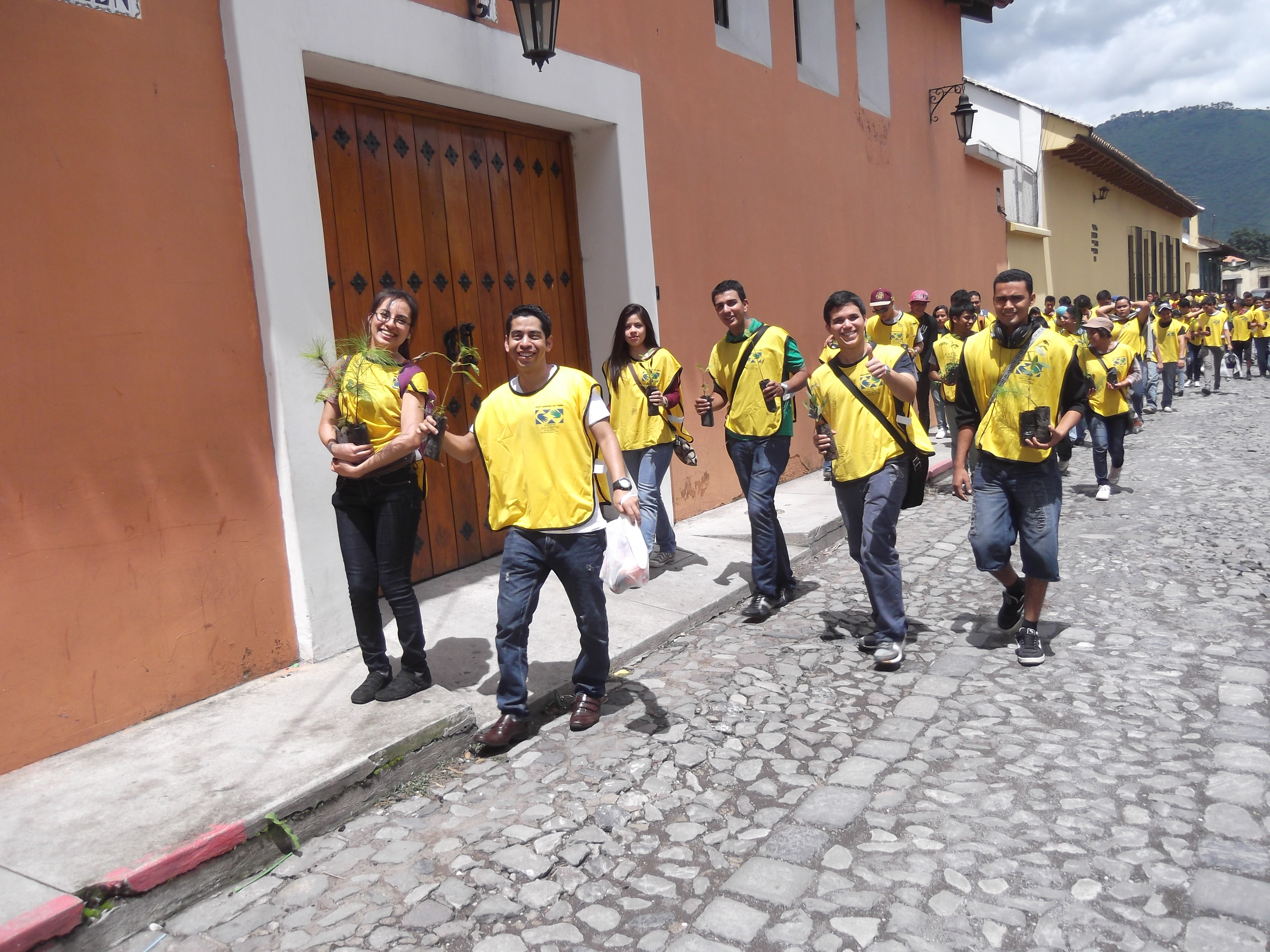 Guatemala youth planting1